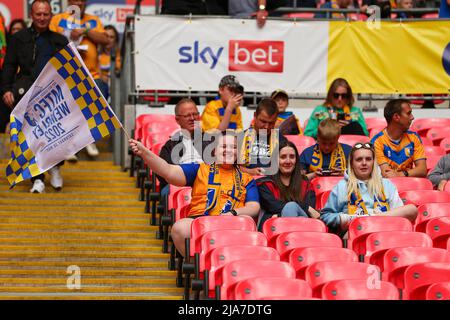 Wembley, Londra, Regno Unito. 28th maggio 2022; Wembley Stadium, Londra, Inghilterra, EFL League 2 Play-off final, Mansfield Town Versus Port vale: Mansfield Town Fans Credit: Action Plus Sports Images/Alamy Live News Foto Stock