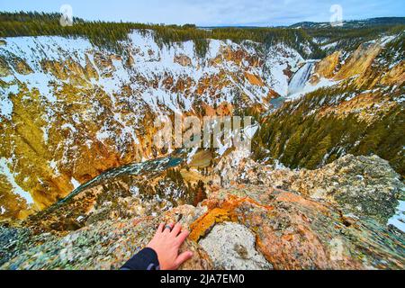 Mano per la scala su scogliere che si affacciano sul canyon e Yellowstone Upper Falls Foto Stock