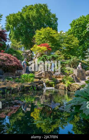 WISLEY, SURREY, Regno Unito 22 MAGGIO 2022: I visitatori godono di una giornata di sole nel giardino RHS a Wisley, uno dei cinque giardini gestiti dalla Società Foto Stock