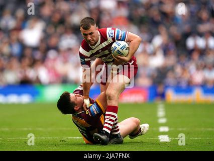 Harry Smith (a destra) di Wigan Warriors affrontato da Joe Greenwood dei Huddersfield Giants durante la finale della Betfred Challenge Cup al Tottenham Hotspur Stadium Data delle foto: Sabato 28 maggio 2022. Foto Stock