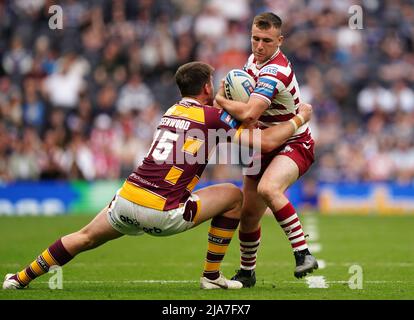 Harry Smith (a destra) di Wigan Warriors affrontato da Joe Greenwood dei Huddersfield Giants durante la finale della Betfred Challenge Cup al Tottenham Hotspur Stadium Data delle foto: Sabato 28 maggio 2022. Foto Stock