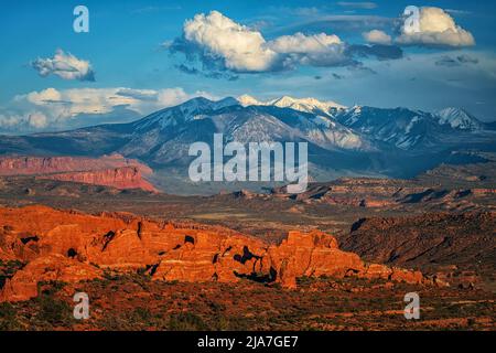 La SAL Mountains come visto dal Parco Nazionale di Arches nello Utah Foto Stock