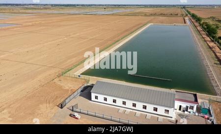 (220528) -- YINCHUAN, 28 maggio 2022 (Xinhua) -- Foto aerea scattata il 27 maggio 2022 mostra il serbatoio di un sistema intelligente di fertilizzazione e irrigazione in una fattoria non presidiata nella regione autonoma di Ningxia Hui nella Cina nordoccidentale. Utilizzando macchinari dotati di Beidou Navigation satellite System, sistemi intelligenti di fertilizzazione e irrigazione e droni agricoli, le aziende agricole non presidiate affiliate alla Ningxia state Farm sono diventate un modello di moderno sviluppo agricolo a Ningxia. (Xinhua/Feng Kaihua) Foto Stock