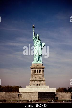 Statua della libertà (Liberty Illuminating the World) una colossale scultura neoclassica su Liberty Island nel porto di New York. foto degli anni '1990 Foto Stock