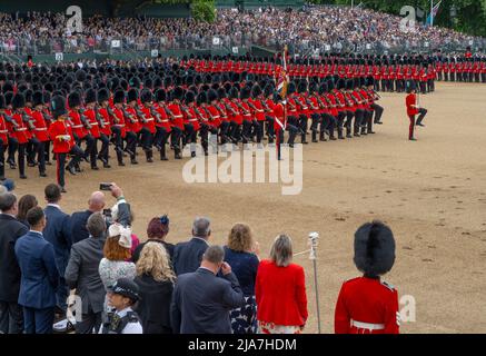 Horse Guards Parade, Londra, Regno Unito. 28 maggio 2022. La Rassegna del colonnello si svolge, rivista da HRH il Duca di Cambridge, ed è la prova finale del Trooping the Color che si svolgerà nei giorni feriali - giovedì 2nd giugno - per l’anno del Giubileo del platino. Quest'anno, l'onore di trouping il loro colore cade alle Guardie irlandesi e come colonnello del reggimento il Duca guida la revisione finale. Credit: Malcolm Park/Alamy Live News Foto Stock