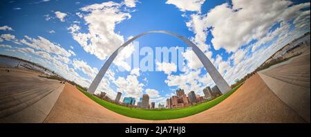 Modifica artistica del St. Louis Gateway Arch con terreno curvo Foto Stock