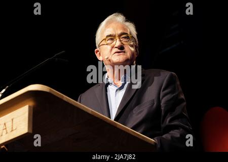 Hay Festival, Hay on Wye, Galles, UK – Sabato 28th Maggio 2022 – Antony Beevor, autore e storico, parla del suo ultimo libro Russia - Rivoluzione e Guerra civile 1917-1921 durante il terzo giorno di questo anno Festival di fieno – questa è la prima volta che l'evento si svolge di persona dal 2019. Il Festival di Hay si svolge fino al 5th giugno 2022. Foto Steven Maggio / Alamy Live News Foto Stock