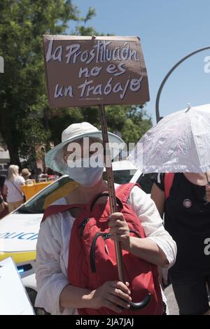 Un manifestante tiene un cartello che dice "la prostituzione non è un lavoro” durante una manifestazione. Più di 175 organizzazioni femministe provenienti da tutto il paese si sono unite alla manifestazione per chiedere l'approvazione della loro proposta per la legge organica abolizionista del sistema di promozione. (Foto di Atilano Garcia / SOPA Images/Sipa USA) Foto Stock