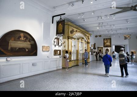 Il Museo Carnavalet è uno dei musei più antichi di Parigi fin dalla sua creazione nel 1880: La sua collezione, che comprende oltre 610.000 oggetti rari, racconta la storia della capitale francese dall'antichità al 20th secolo. Il museo dedicato alla storia di Parigi e situato nel cuore del Marais, è in fase di ristrutturazione da oltre 4 anni. In questa foto: Sala mostra segno delle strade dei macellai 19th secolo. Parigi, Francia, il 28 maggio 2022. Foto di Patrice Pierrot/ABACAPRESS.COM Foto Stock