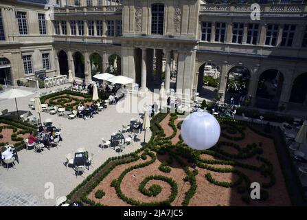 Carnavalet Museo giardino. L'effimero ristorante Fabula si trova nel giardino del museo. Il Museo Carnavalet è uno dei musei più antichi di Parigi fin dalla sua creazione nel 1880: La sua collezione, che comprende oltre 610.000 oggetti rari, racconta la storia della capitale francese dall'antichità al 20th secolo. Il museo dedicato alla storia di Parigi e situato nel cuore del Marais, è in fase di ristrutturazione da oltre 4 anni. Parigi, Francia, il 28 maggio 2022. Foto di Patrice Pierrot/ABACAPRESS.COM Foto Stock