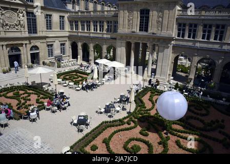 Carnavalet Museo giardino. L'effimero ristorante Fabula si trova nel giardino del museo. Il Museo Carnavalet è uno dei musei più antichi di Parigi fin dalla sua creazione nel 1880: La sua collezione, che comprende oltre 610.000 oggetti rari, racconta la storia della capitale francese dall'antichità al 20th secolo. Il museo dedicato alla storia di Parigi e situato nel cuore del Marais, è in fase di ristrutturazione da oltre 4 anni. Parigi, Francia, il 28 maggio 2022. Foto di Patrice Pierrot/ABACAPRESS.COM Foto Stock