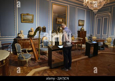 Il Museo Carnavalet è uno dei musei più antichi di Parigi fin dalla sua creazione nel 1880: La sua collezione, che comprende oltre 610.000 oggetti rari, racconta la storia della capitale francese dall'antichità al 20th secolo. Il museo dedicato alla storia di Parigi e situato nel cuore del Marais, è in fase di ristrutturazione da oltre 4 anni. In questa foto: Soggiorno dell'Hotel Breteuil del F18 ° secolo, i mobili presentati in questa stanza risale anche alla fine del 18th ° secolo, che testimonia il know-how dei cabinettieri e falegnami parigini del tempo. Parigi, Fran Foto Stock