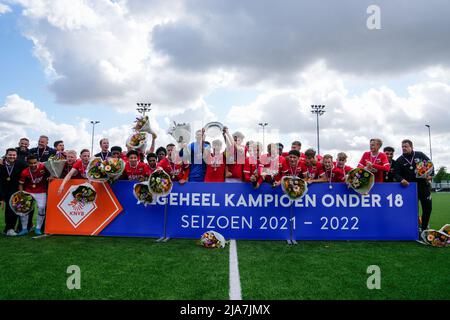 WIJDEWORMER, PAESI BASSI - MAGGIO 28: Roma-Jayden Owusu-Oduro, Jurre van Aken, Wouter Goes, Maxim Dekker, SEM Dekkers, Nick Twisk, Ro-Angelo Daal, Dave Kwakman, Mexx Meerdink, Fedde de Jong, Myron van Brederode, Daniel Beukers, Job Kalisvaart, arouna Kabba, Jayen Gerold, Tom Kerssens, Lewis Schouten, Jayden Addai festeggia la vittoria del Campionato durante la partita finale del Campionato U18 Divisie 1 tra AZ Alkmaar U18 e PSV U18 al Trainingscomplex AFAS il 28 maggio 2022 a Wijdewormer, Olanda (Foto di Patrick Goosen/Orange Pictures) Foto Stock