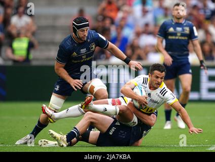 Il Brice Dulin di Stade Rochelais viene affrontato da Jimmy o'Brien di Leinster durante la finale della Heineken Champions Cup al velodromo Stade di Marsiglia. Data foto: Sabato 28 maggio 2022. Foto Stock