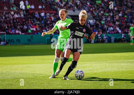 Colonia, Germania. 28th maggio 2022. Merle Barth (28 Potsdam) ed Ewa Pajor (17 Wolfsburg) in azione durante il DFB-Pokalfinale der Frauen 2021/2022 tra VfL Wolfsburg e turbine Potsdam al RheinEnergieSTADIUM di Colonia, Germania. Norina Toenges/Sports Press Photo Credit: SPP Sport Press Photo. /Alamy Live News Foto Stock