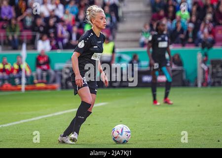 Colonia, Germania. 28th maggio 2022. Merle Barth (Potsdam 28) controlla la palla durante il DFB-Pokalfinale der Frauen 2021/2022 tra VfL Wolfsburg e turbine Potsdam al RheinEnergieSTADIUM di Colonia, Germania. Norina Toenges/Sports Press Photo Credit: SPP Sport Press Photo. /Alamy Live News Foto Stock