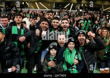 Melbourne, Australia, 28 maggio 2022. I tifosi del Western United si rallegrano durante la partita Di calcio A-League Grand Final tra il Melbourne City FC e il Western United all'AAMI Park il 28 maggio 2022 a Melbourne, Australia. Credit: Dave Hewison/Speed Media/Alamy Live News Foto Stock