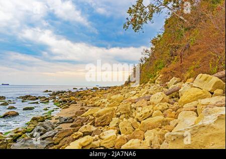 Bella spiaggia vuota di capo Galata, costa del Mar Nero, Varna Bulgaria Foto Stock