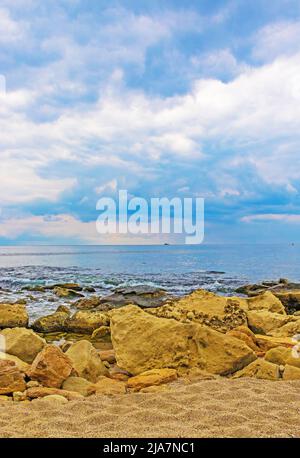 Bella spiaggia vuota di capo Galata, costa del Mar Nero, Varna Bulgaria Foto Stock