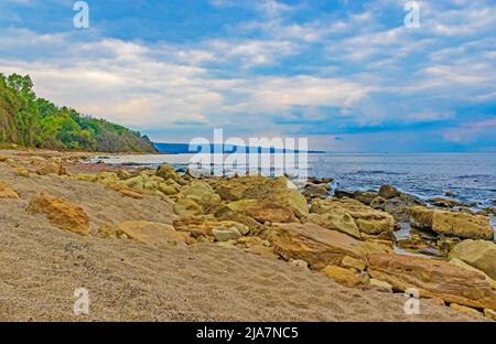 Bella spiaggia vuota di capo Galata, costa del Mar Nero, Varna Bulgaria Foto Stock