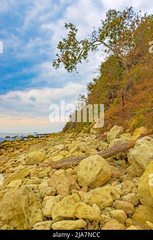 Bella spiaggia vuota di capo Galata, costa del Mar Nero, Varna Bulgaria Foto Stock