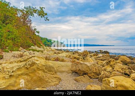 Bella spiaggia vuota di capo Galata, costa del Mar Nero, Varna Bulgaria Foto Stock