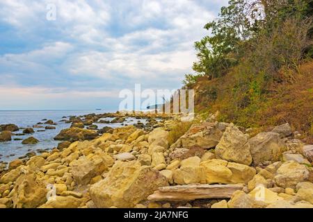 Bella spiaggia vuota di capo Galata, costa del Mar Nero, Varna Bulgaria Foto Stock