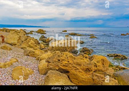 Bella spiaggia vuota di capo Galata, costa del Mar Nero, Varna Bulgaria Foto Stock