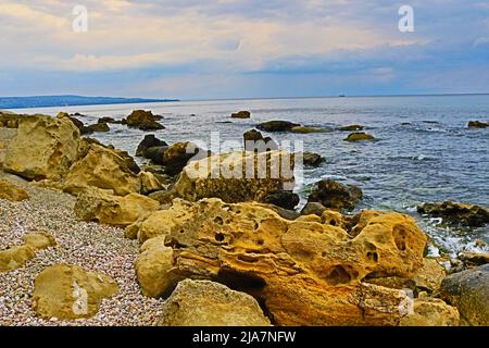 Bella spiaggia vuota di capo Galata, costa del Mar Nero, Varna Bulgaria Foto Stock