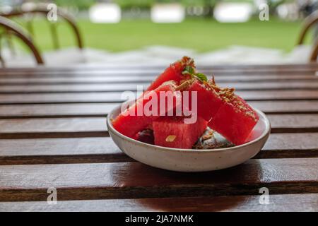 Cocomero con dolce secco pesce croccante Shallot DIP, dessert tailandese. Foto Stock