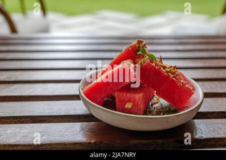 Cocomero con dolce secco pesce croccante Shallot DIP, dessert tailandese. Foto Stock