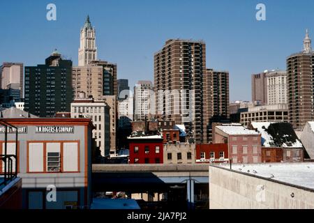 Vista dall'area South Street Seaport del centro di New York City con Seaport Park Condos, Southbridge Towers e l'edificio Woolworth sullo sfondo. 1988 Foto Stock