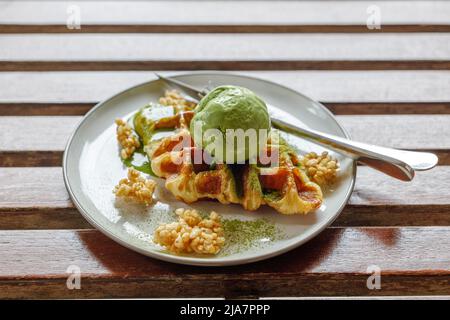 Matcha tè verde gelato su croissant cialde. Foto Stock
