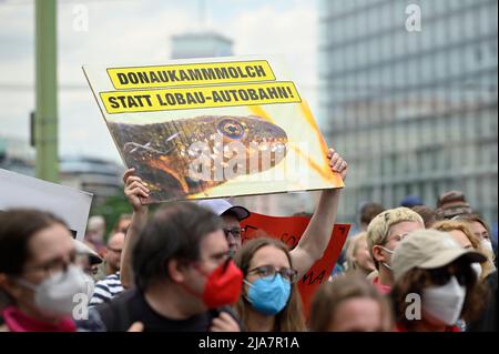 Vienna, Austria. 28th maggio 2022. Dimostrazione di giustizia climatica invece di politica concreta. Protesta contro il Lobau Autobahn Foto Stock