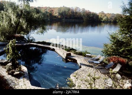 Piscina presso un piccolo lago sul monte Kisco nella contea di Westchester, New York Foto Stock