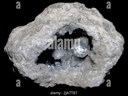 Una sezione trasversale della roccia di quarzo attraverso il centro che mostra i cristalli all'interno del centro della roccia Foto Stock