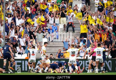 Pierre Bourgarit di Stade Rochelais (nascosto) segna il secondo tentativo del suo lato del gioco, mentre i tifosi festeggiano durante la finale della Heineken Champions Cup allo Stade Velodrome di Marsiglia. Data foto: Sabato 28 maggio 2022. Foto Stock