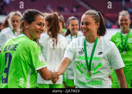 Colonia, Germania. 28th maggio 2022. Anna Blaesse (9 Wolfsburg) ed Ewa Pajor (17 Wolfsburg) dopo aver vinto il DFB-Pokalfinale der Frauen 2021/2022 tra VfL Wolfsburg e turbine Potsdam al RheinEnergieSTADIUM di Colonia, Germania. Norina Toenges/Sports Press Photo Credit: SPP Sport Press Photo. /Alamy Live News Foto Stock