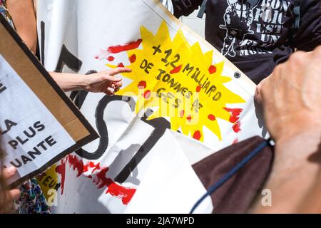 Azione estinzione ribellione contro il gigante cinese di abbigliamento Shin che ha aperto il suo negozio effimero nel cuore di Tolosa per 3 giorni. Dettaglio del banner, + 12 miliardi di tonnellate di GES. Tolosa, Francia il 28 maggio 2022. Foto di Patricia Huchot-Boissier/ABACAPRESS.COM Foto Stock