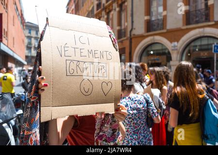 Azione estinzione ribellione contro il gigante cinese di abbigliamento Shin che ha aperto il suo negozio effimero nel cuore di Tolosa per 3 giorni. Un poster, qui vestiti liberi. Tolosa, Francia il 28 maggio 2022. Foto di Patricia Huchot-Boissier/ABACAPRESS.COM Foto Stock