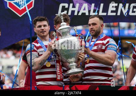 Londra, Regno Unito. 28th maggio 2022. La squadra Wigan Warriors festeggia e solleva il trofeo Betfred Challenge Cup dopo aver battuto Huddersfield Giants 14-16 a Londra, Regno Unito, il 5/28/2022. (Foto di James Heaton Via/News Images/Sipa USA) Credit: Sipa USA/Alamy Live News Foto Stock