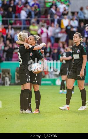 Colonia, Germania. 28th maggio 2022. Isabel Kerschowski (13 Potsdam) e Merle Barth (28 Potsdam) dopo il DFB-Pokalfinale der Frauen 2021/2022 tra VfL Wolfsburg e turbine Potsdam al RheinEnergieSTADIUM di Colonia, Germania. Norina Toenges/Sports Press Photo Credit: SPP Sport Press Photo. /Alamy Live News Foto Stock