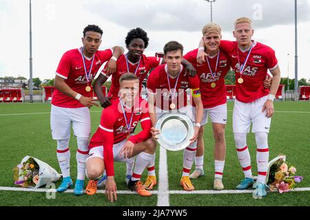 WIJDEWORMER, PAESI BASSI-MAGGIO 28: Myron van Brederode di AZ Alkmaar, Jayen Gerold di AZ Alkmaar, Wouter Goes di AZ Alkmaar, Loek Postma di AZ Alkmaar, Mexx Meerdink di AZ Alkmaar, Nick Koster di AZ Alkmaar durante la partita finale del Campionato U18 Divisie 1 tra AZ Alkmaar U18 e PSV U18 presso l'AFAS Trainingscomplex il 28 maggio 2022 a Wijdewormer, Olanda (Foto di Patrick Goosen/Orange Pictures) Foto Stock