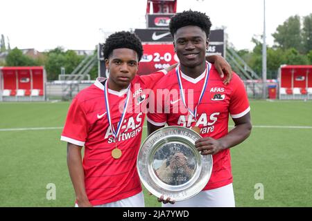 WIJDEWORMER, OLANDA - MAGGIO 28: Jayen Gerold di AZ Alkmaar, Enoch Mastoras di AZ Alkmaar durante la partita finale del Campionato U18 Divisie 1 tra AZ Alkmaar U18 e PSV U18 al Trainingscomplex AFAS il 28 Maggio 2022 a Wijdewormer, Olanda (Foto di Patrick Goosen/Orange Pictures) Foto Stock