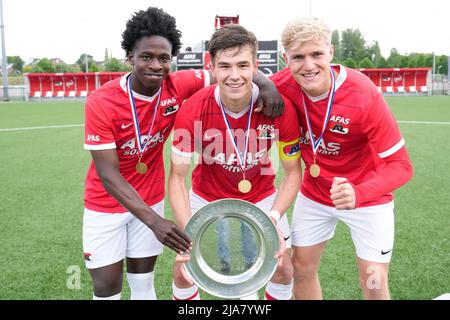 WIJDEWORMER, PAESI BASSI - MAGGIO 28: Jayen Gerold di AZ Alkmaar, Wouter va di AZ Alkmaar, Loek Postma di AZ Alkmaar durante la partita finale del Campionato U18 Divisie 1 tra AZ Alkmaar U18 e PSV U18 al Trainingscomplex AFAS il 28 maggio 2022 a Wijdewormer, Olanda (Foto di Patrick Goosen/Orange Pictures) Foto Stock