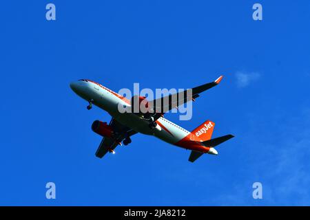 Bristol, Regno Unito. 28th maggio 2022. In una serata molto calda un FACILE JET a 1900 ore si vede volare su Cleeve nel Somerset Nord sulla sua strada per l'aeroporto di Bristol. Alcuni voli sono stati cancellati durante le vacanze a metà termine nel Regno Unito. Picture Credit: Robert Timoney/Alamy Live News Foto Stock