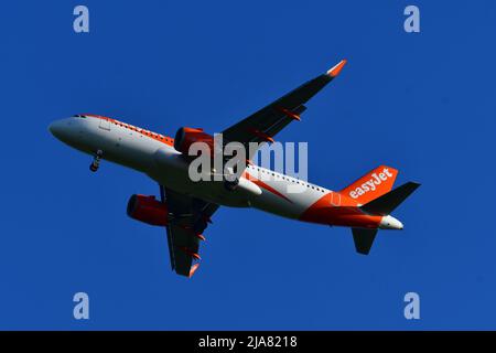 Bristol, Regno Unito. 28th maggio 2022. In una serata molto calda un FACILE JET a 1900 ore si vede volare su Cleeve nel Somerset Nord sulla sua strada per l'aeroporto di Bristol. Alcuni voli sono stati cancellati durante le vacanze a metà termine nel Regno Unito. Picture Credit: Robert Timoney/Alamy Live News Foto Stock