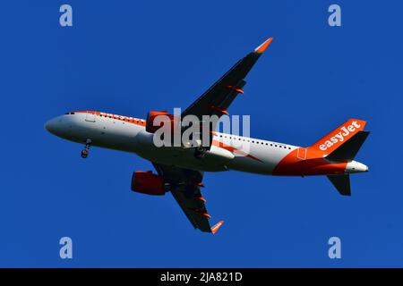 Bristol, Regno Unito. 28th maggio 2022. In una serata molto calda un FACILE JET a 1900 ore si vede volare su Cleeve nel Somerset Nord sulla sua strada per l'aeroporto di Bristol. Alcuni voli sono stati cancellati durante le vacanze a metà termine nel Regno Unito. Picture Credit: Robert Timoney/Alamy Live News Foto Stock