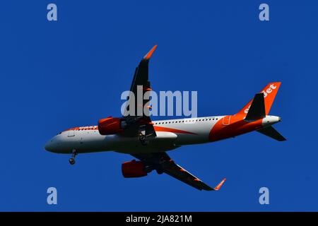 Bristol, Regno Unito. 28th maggio 2022. In una serata molto calda un FACILE JET a 1900 ore si vede volare su Cleeve nel Somerset Nord sulla sua strada per l'aeroporto di Bristol. Alcuni voli sono stati cancellati durante le vacanze a metà termine nel Regno Unito. Picture Credit: Robert Timoney/Alamy Live News Foto Stock