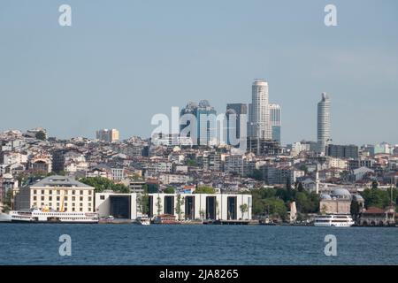 Vista sul Bosforo e sul lato europeo di Istanbul. È in una bella giornata. Anche i grattacieli sono in vista. Foto Stock